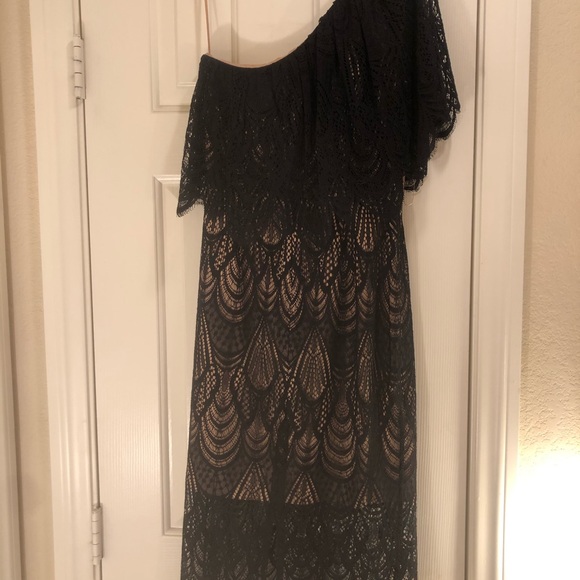 One Shoulder Black Lace Dress - Picture 4 of 8